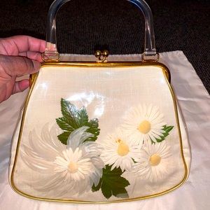 Amazing vintage handbag with beautiful details, a timeless classic